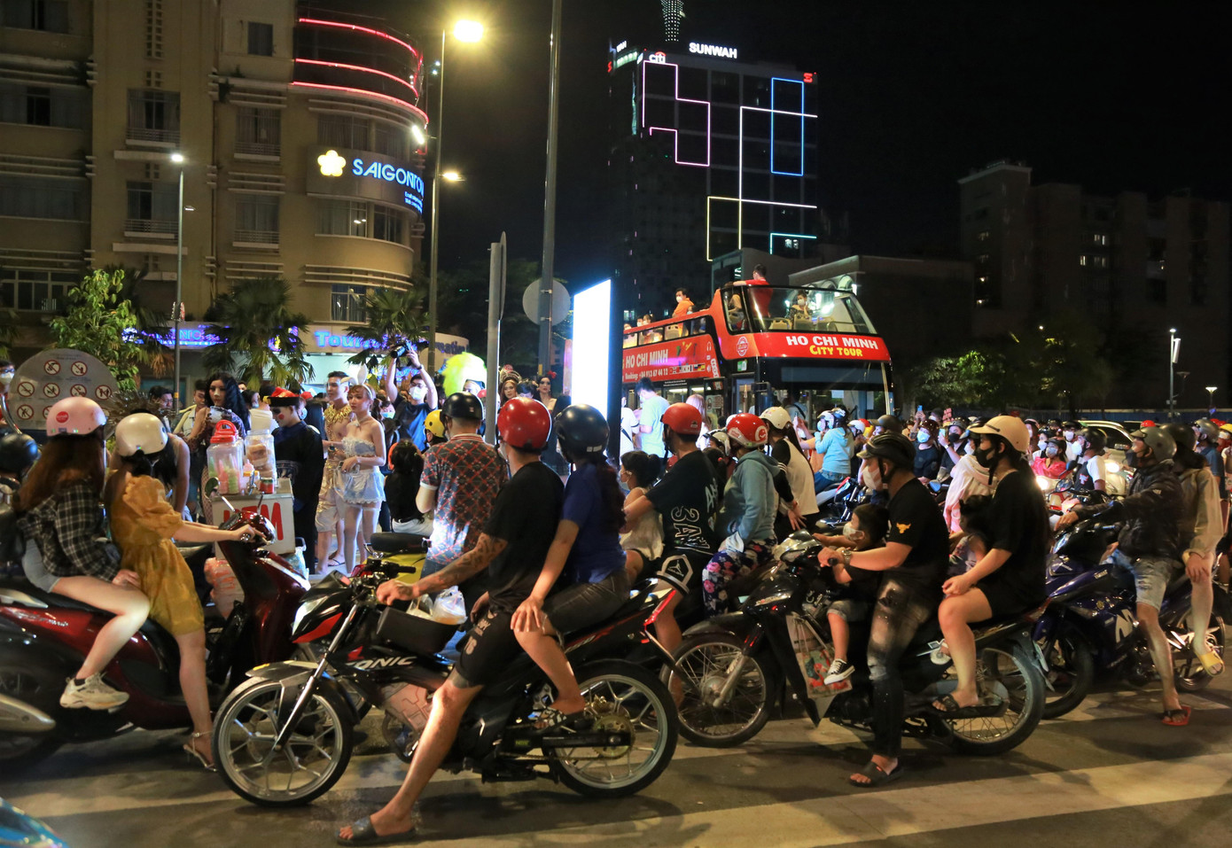 Hơn 7 giờ tối, sự xuất hiện của đoàn người cosplay thành các nhân vật đặc biệt thu hút sự chú ý của người đi đường.