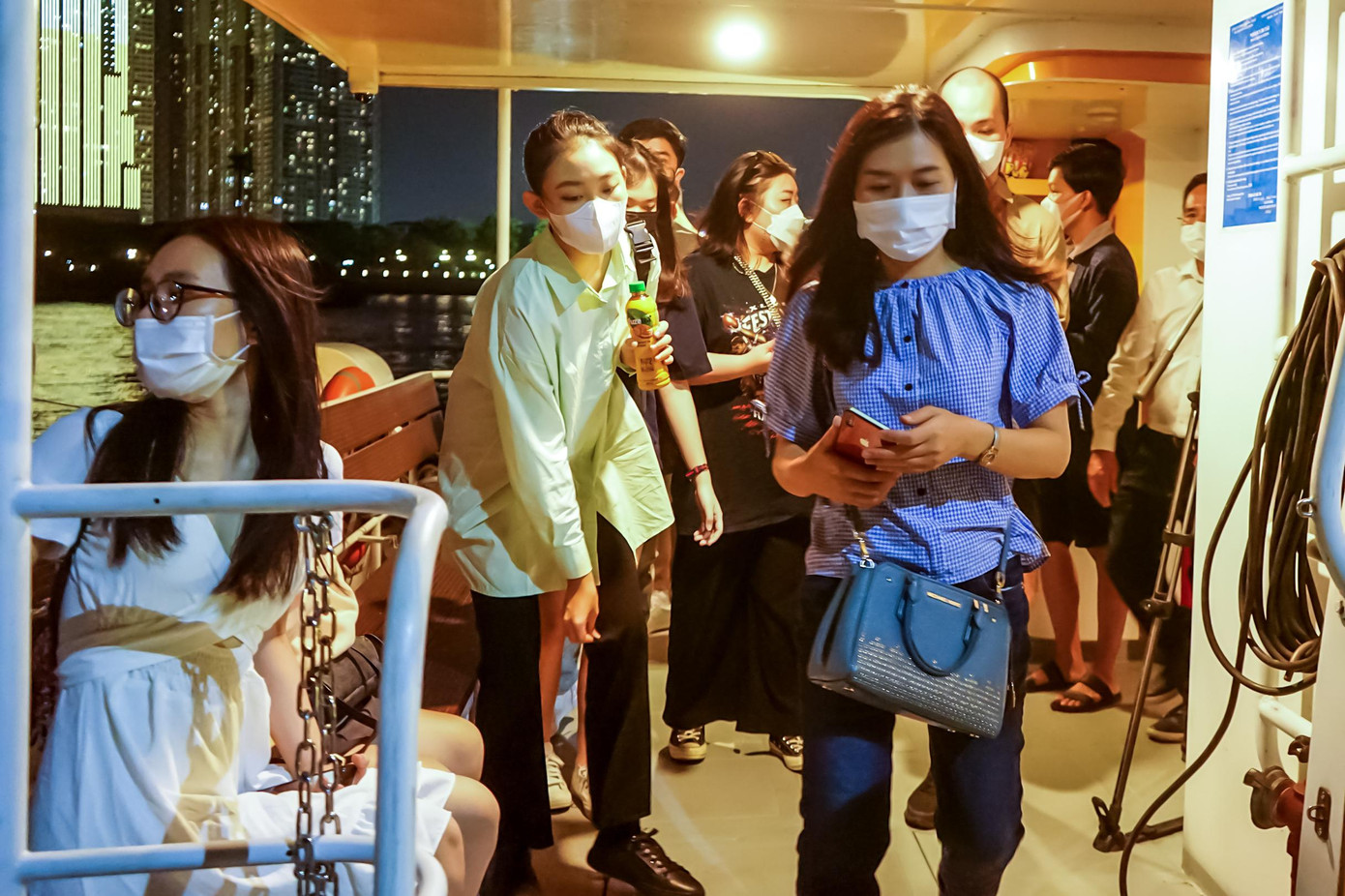 Sau 20 phút kể từ khi rời bến Bạch Đằng (quận 1), buýt đường sông đã tạm thời cập bến Bình An (TP.Thủ Đức) để du khách tham quan trải nghiệm những khung cảnh tuyệt đẹp của thành phố về đêm.