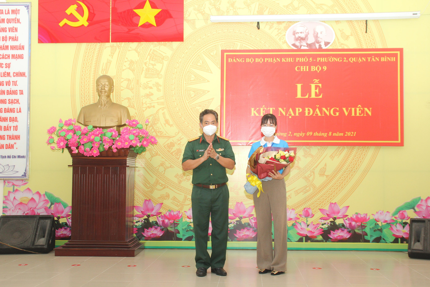 Thượng tá Nguyễn Trung Sơn, Chỉ huy trưởng Ban Chỉ huy quân sự Quận ủy Tân Bình tặng hoa chúc mừng đảng viên Phan Thị Thanh Thảo.