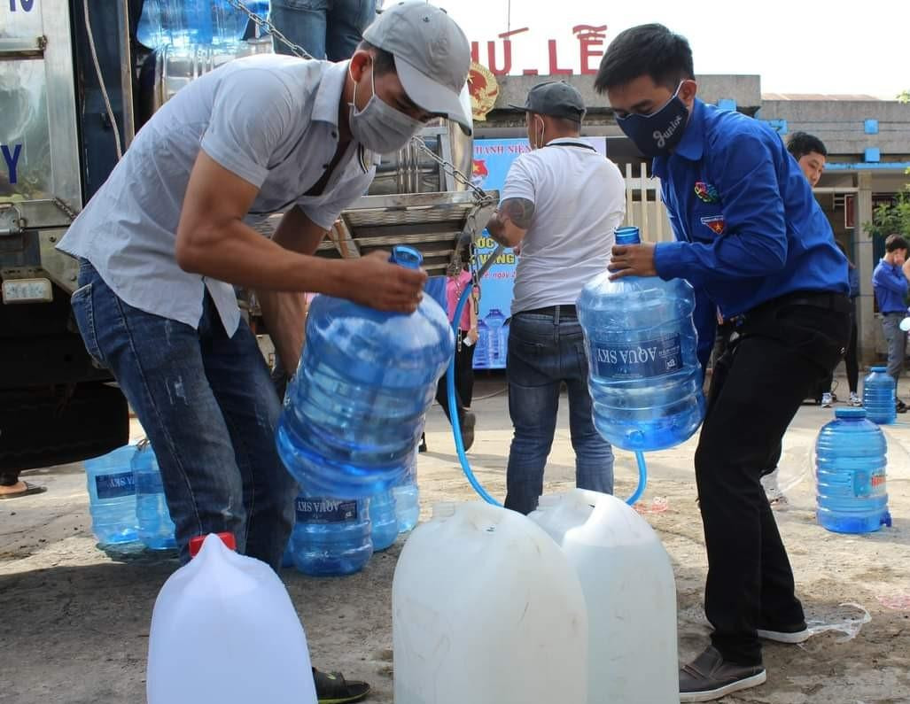 Tham gia chia sẻ nước ngọt cho bà con xã Phú Lễ, huyện Ba Tri trong năm 2020 - Ảnh: NVCC Tham gia chia sẻ nước ngọt cho bà con xã Phú Lễ, huyện Ba Tri trong năm 2020 - Ảnh: NVCC