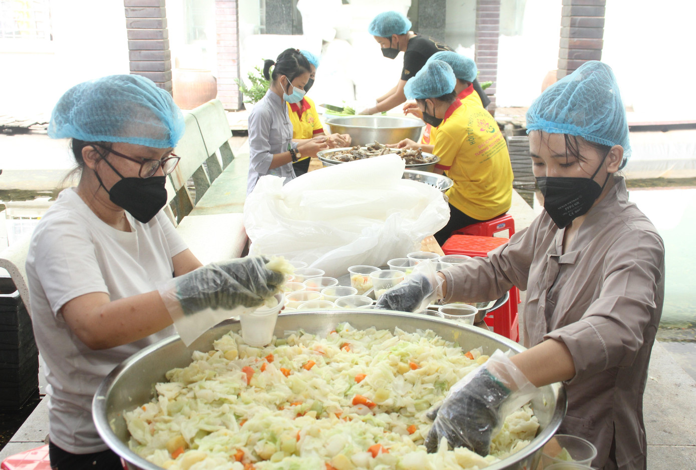 Các phần ăn được chuẩn bị chu đáo, đảm bảo dinh dưỡng. Các phần ăn được chuẩn bị chu đáo, đảm bảo dinh dưỡng.