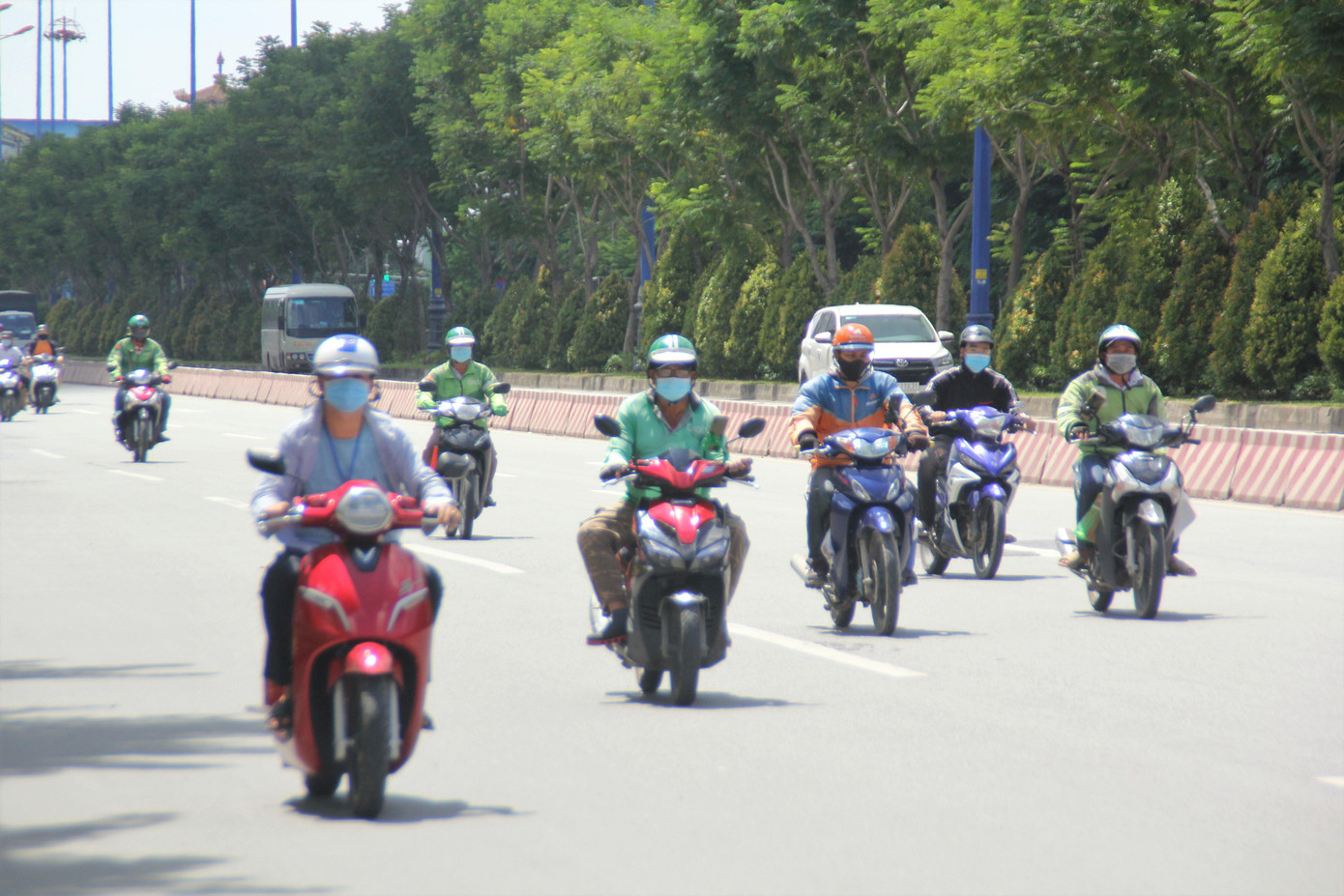 Các bác tài công nghệ hoạt động nhộn nhịp khắp mọi nẻo đường để giao hàng cho khách trong thời gian giãn cách