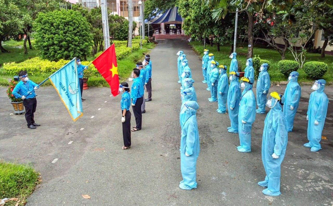 Cùng với điểm cầu chính tại Tượng bác sỹ Phạm Ngọc Thạch, lễ chào cờ cũng đồng thời diễn ra tại các khu vực hoạt động của đội ngũ tình nguyện viên tham gia công tác phòng chống dịch COVID-19 (Ảnh: Hội LHTN Việt Nam TPHCM) Cùng với điểm cầu chính tại Tượng bác sỹ Phạm Ngọc Thạch, lễ chào cờ cũng đồng thời diễn ra tại các khu vực hoạt động của đội ngũ tình nguyện viên tham gia công tác phòng chống dịch COVID-19 (Ảnh: Hội LHTN Việt Nam TPHCM)
