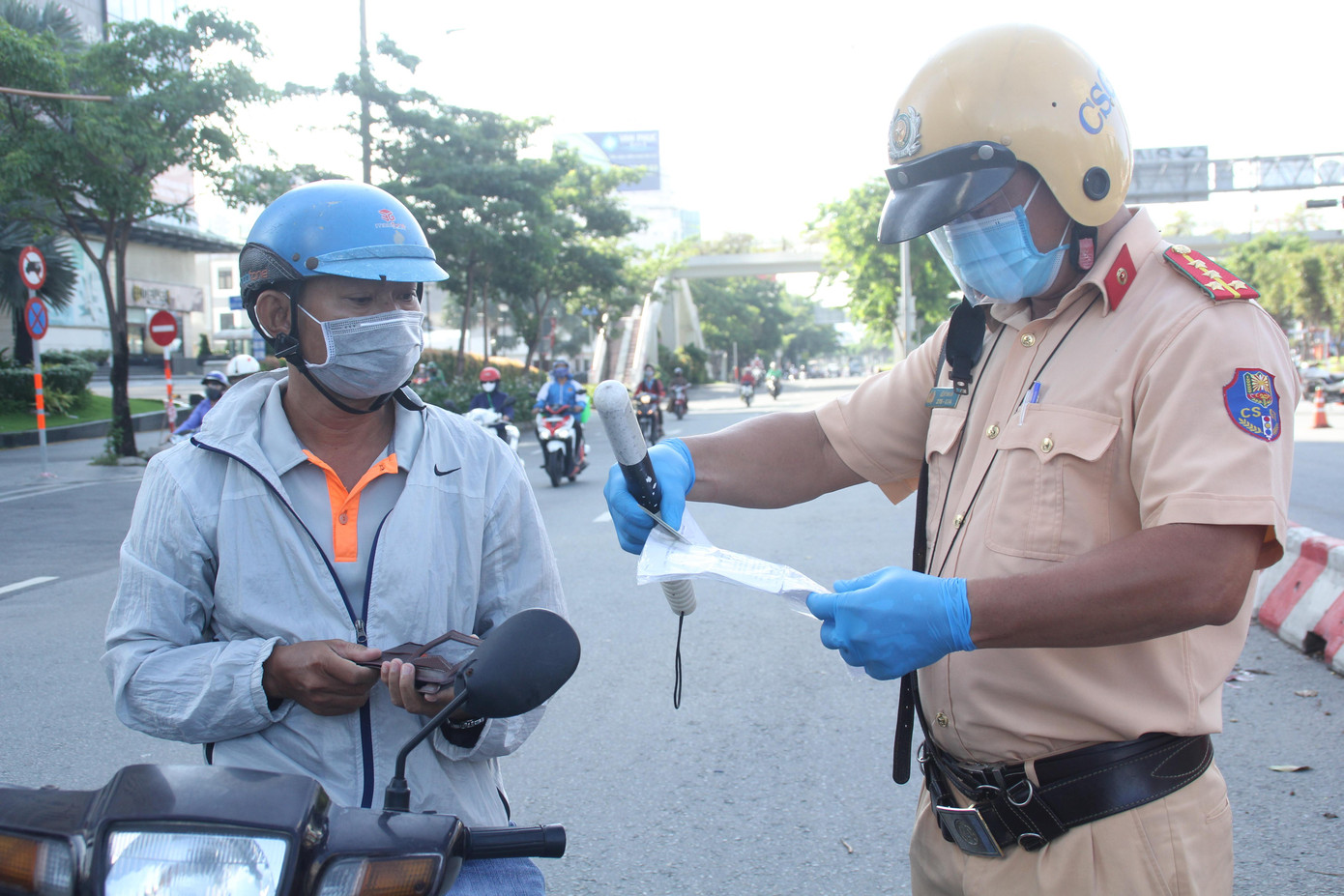 Đại úy Lê Sỹ Nhàn, cán bộ Đội CSGT Trật tự, Công an quận Bình Thạnh cho biết trong hai, ba ngày gần đây, người dân đi lại tăng đột biến, đặc biệt là vào thời điểm đầu buổi sáng và buổi chiều. Theo nhận định của đại úy Nhàn, đa phần những trường hợp ra đường này thuộc diện đi tiêm vắc xin (có trình tin nhắn mời tiêm), lực lượng y tế đi làm nhiệm vụ và những người đi làm được cơ quan, công ty cấp giấy đi đường. "Bản thân chúng tôi làm nhiệm vụ mà cũng ái ngại trước cảnh người dân ra đường cứ như ngày thường", đại úy Lê Sỹ Nhàn nói.