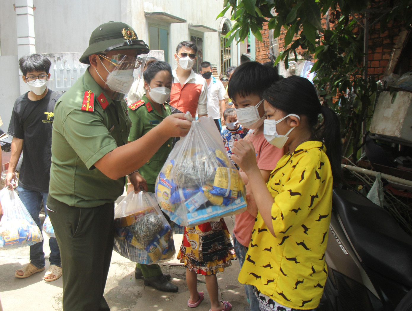 Anh Đặng Văn Thắng, Phó Bí thư Thường trực Đoàn Công an TPHCM gửi các phần quà nhu yếu phẩm cho các em nhỏ có hoàn cảnh thiệt thòi tại khu phố 5, phường Bình Trưng Đông (TP. Thủ Đức). Anh Đặng Văn Thắng, Phó Bí thư Thường trực Đoàn Công an TPHCM gửi các phần quà nhu yếu phẩm cho các em nhỏ có hoàn cảnh thiệt thòi tại khu phố 5, phường Bình Trưng Đông (TP. Thủ Đức).