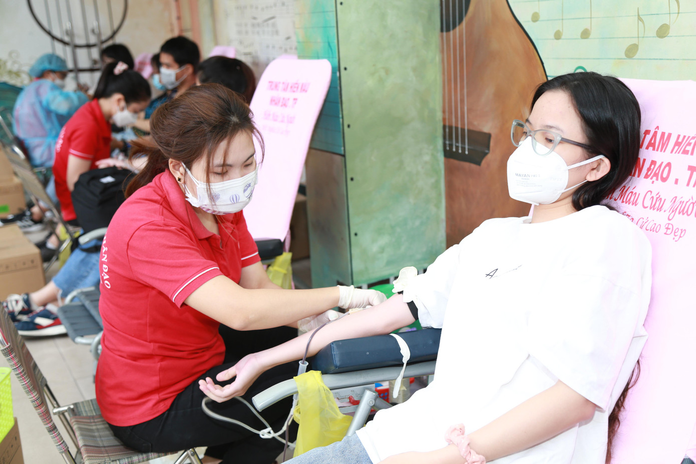 Rất nhiều bạn trẻ đến với ngày hội để chia sẻ giọt máu