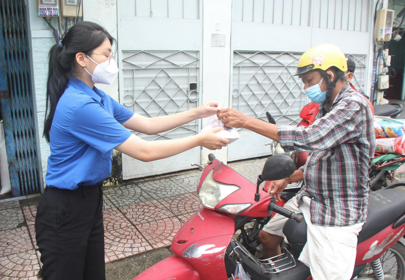 Thùy My gửi tặng phần cơm đến tay người dân đi đường. - Ảnh: Ngô Tùng Thùy My gửi tặng phần cơm đến tay người dân đi đường. - Ảnh: Ngô Tùng