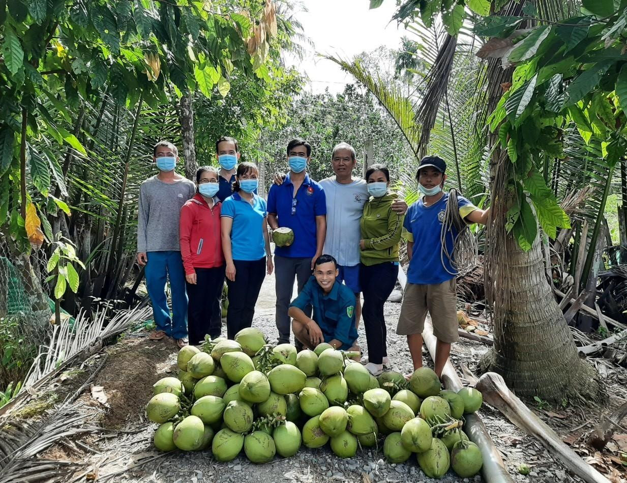 Trước đó, bà con xã Thạnh Ngãi, huyện Mỏ Cày Bắc (Bến Tre) đã chuẩn bị gửi tặng TPHCM những món quà ấm áp nghĩa tình.