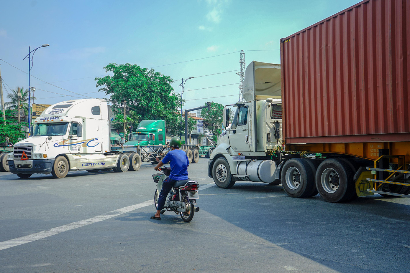 Xe máy thường xuyên rơi vào điểm mù của xe container tại vòng xoay, tiềm ẩn rủi ro tai nạn giao thông