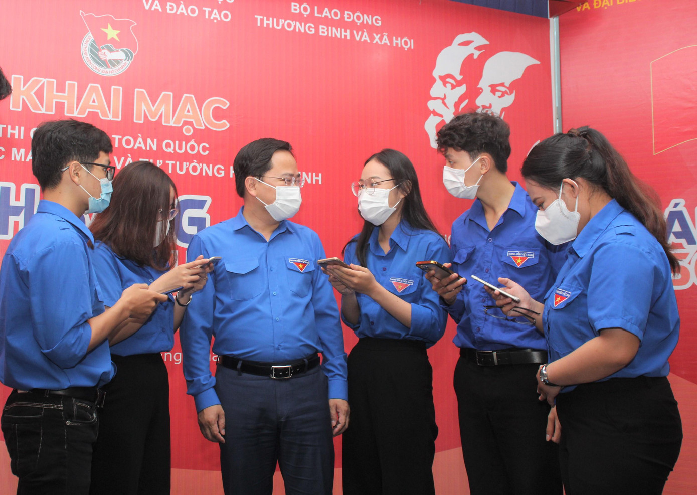 Anh Nguyễn Anh Tuấn trao đổi với các bạn đoàn viên thanh niên tại buổi lễ Anh Nguyễn Anh Tuấn trao đổi với các bạn đoàn viên thanh niên tại buổi lễ