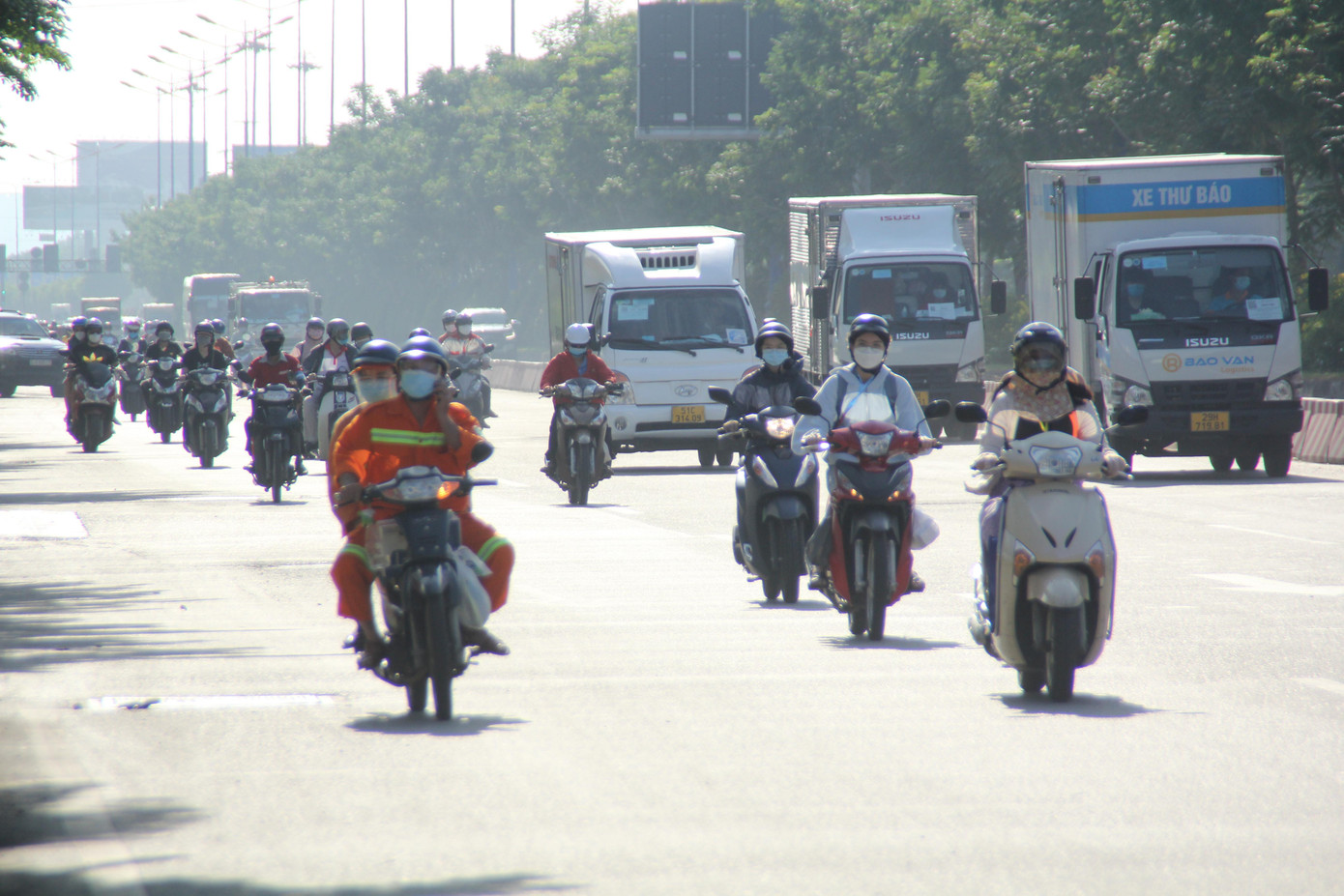 Cảnh người xe nhộn nhịp trên Xa lộ Hà Nội vào đầu buổi sáng nay, 12/8.