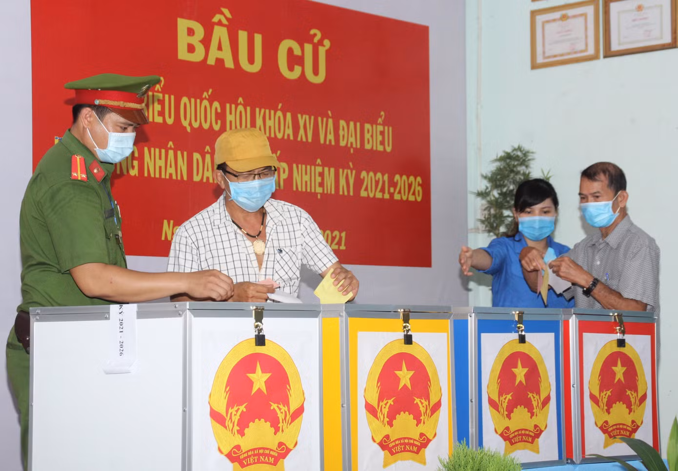 Chiến sỹ trẻ, đoàn viên thanh niên hướng dẫn bà con cử tri huyện Củ Chi thực hiện bầu cử vào sáng 23/5
