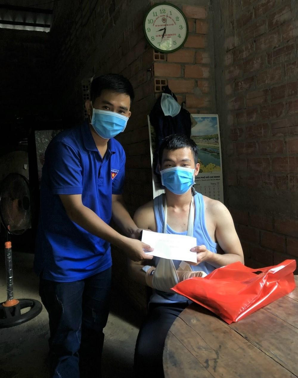 Sau mỗi lần nhận thưởng từ các cuộc thi mà mình tham gia, anh Sự cũng dành một phần trong đó để sẻ chia với các hoàn cảnh khó khăn với tinh thần "Lá lành đùm lá rách". Sau mỗi lần nhận thưởng từ các cuộc thi mà mình tham gia, anh Sự cũng dành một phần trong đó để sẻ chia với các hoàn cảnh khó khăn với tinh thần "Lá lành đùm lá rách".