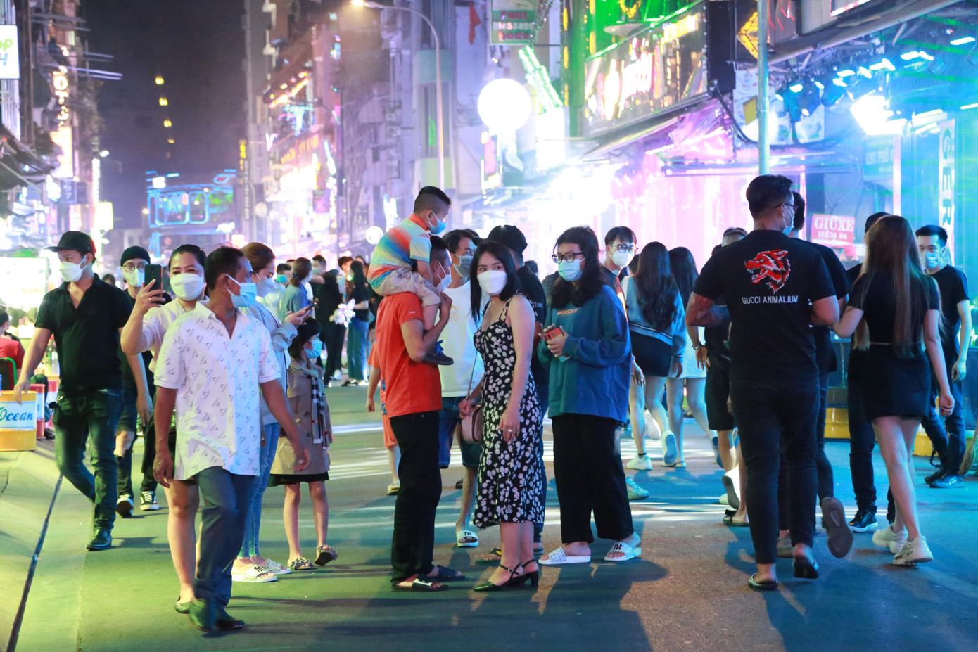 Càng về khuya, dòng người đến phố Bùi Viện càng lúc càng đông.