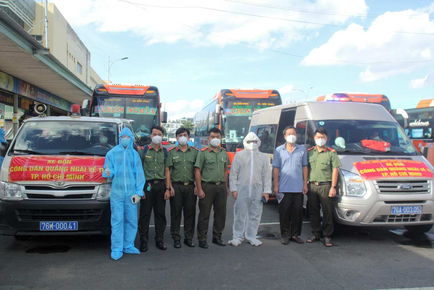 Đoàn cán bộ, nhân viên các lực lượng của tỉnh Quảng Ngãi chung tay đưa bà con trở về. Đoàn cán bộ, nhân viên các lực lượng của tỉnh Quảng Ngãi chung tay đưa bà con trở về.