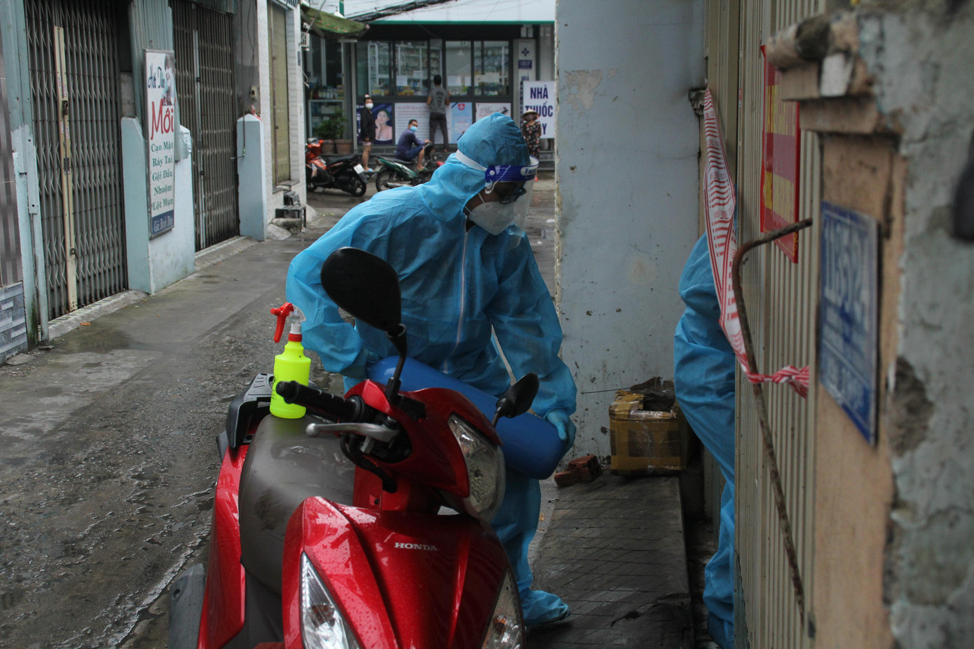 Hai anh em mang bình vào tận nơi ở và thực hiện lắp đặt bình cho người bệnh.