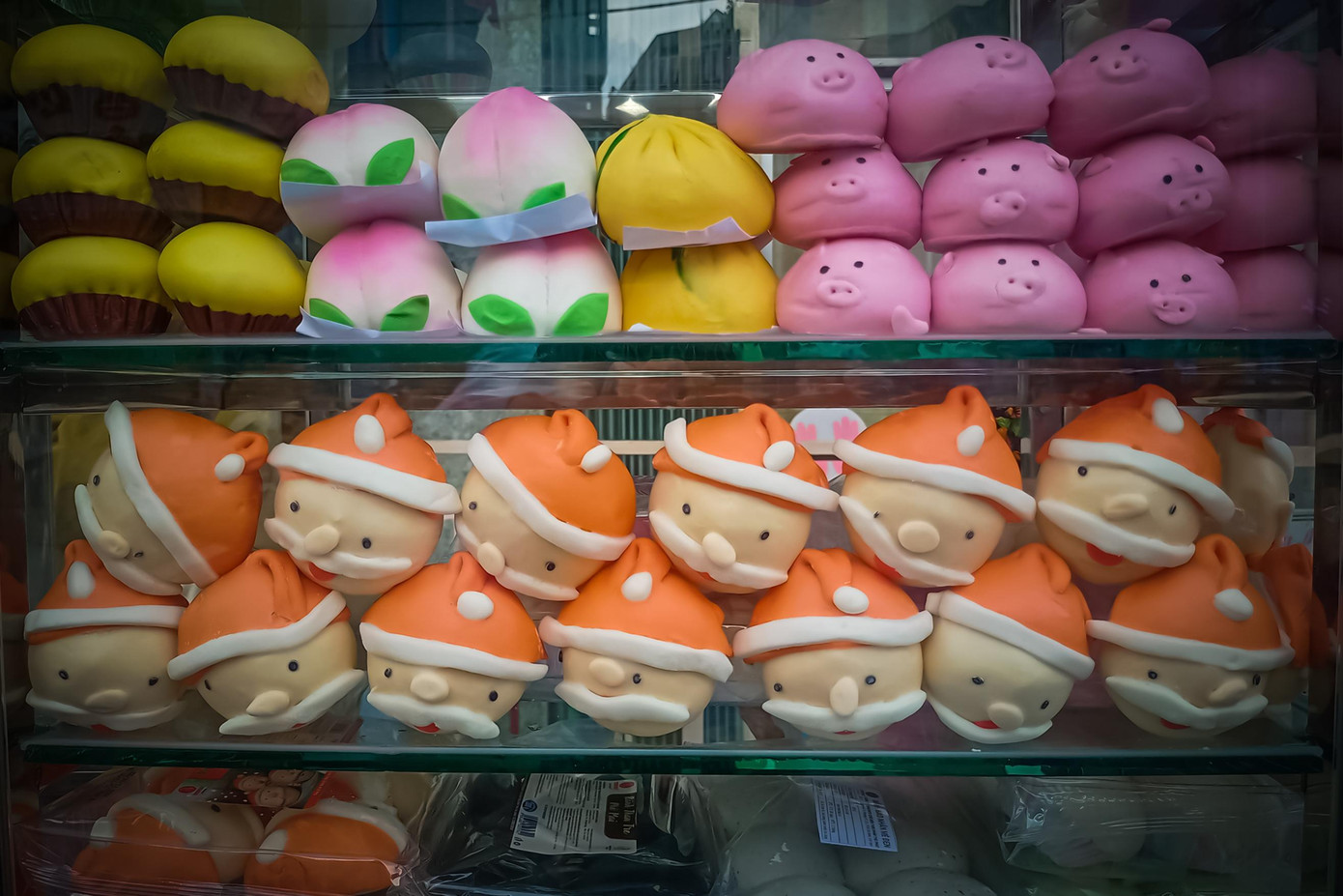 Bà Lệ bán bánh bao được một năm nay, xe bánh bao của bà có rất nhiều loại bánh như bánh bao nhân phô mai, trứng muối, trà xanh, đậu đen, bí đỏ.