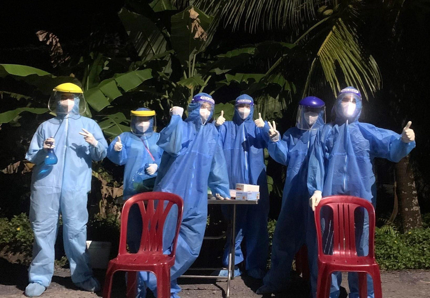 Một buổi làm việc trong đêm của nhóm tình nguyện viên và nhân viên y tế - Ảnh: Hoàng Trường