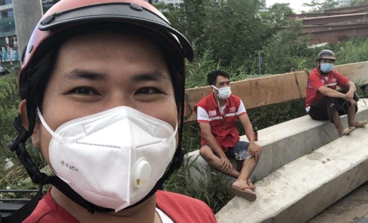 Anh Văn Cấp Cường trong một hoạt động sẻ chia mùa dịch (Ảnh: FBNV)