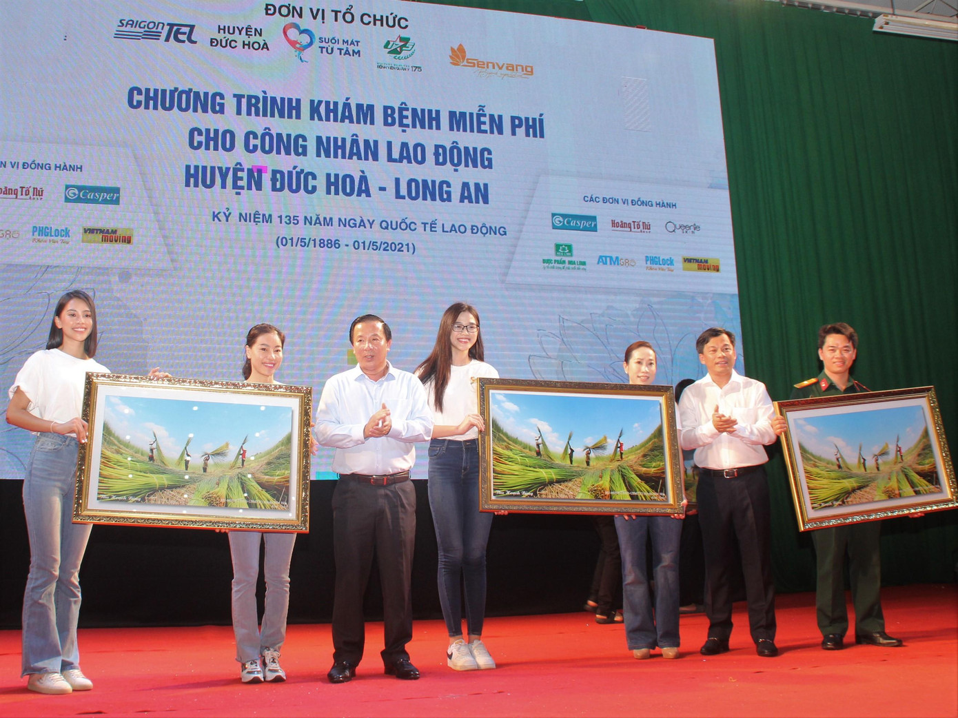 Chủ tịch UBND tỉnh Long An Nguyễn Văn Út và lãnh đạo Huyện ủy Đức Hòa tặng tranh lưu niệm cho các đơn vị đồng hành chương trình