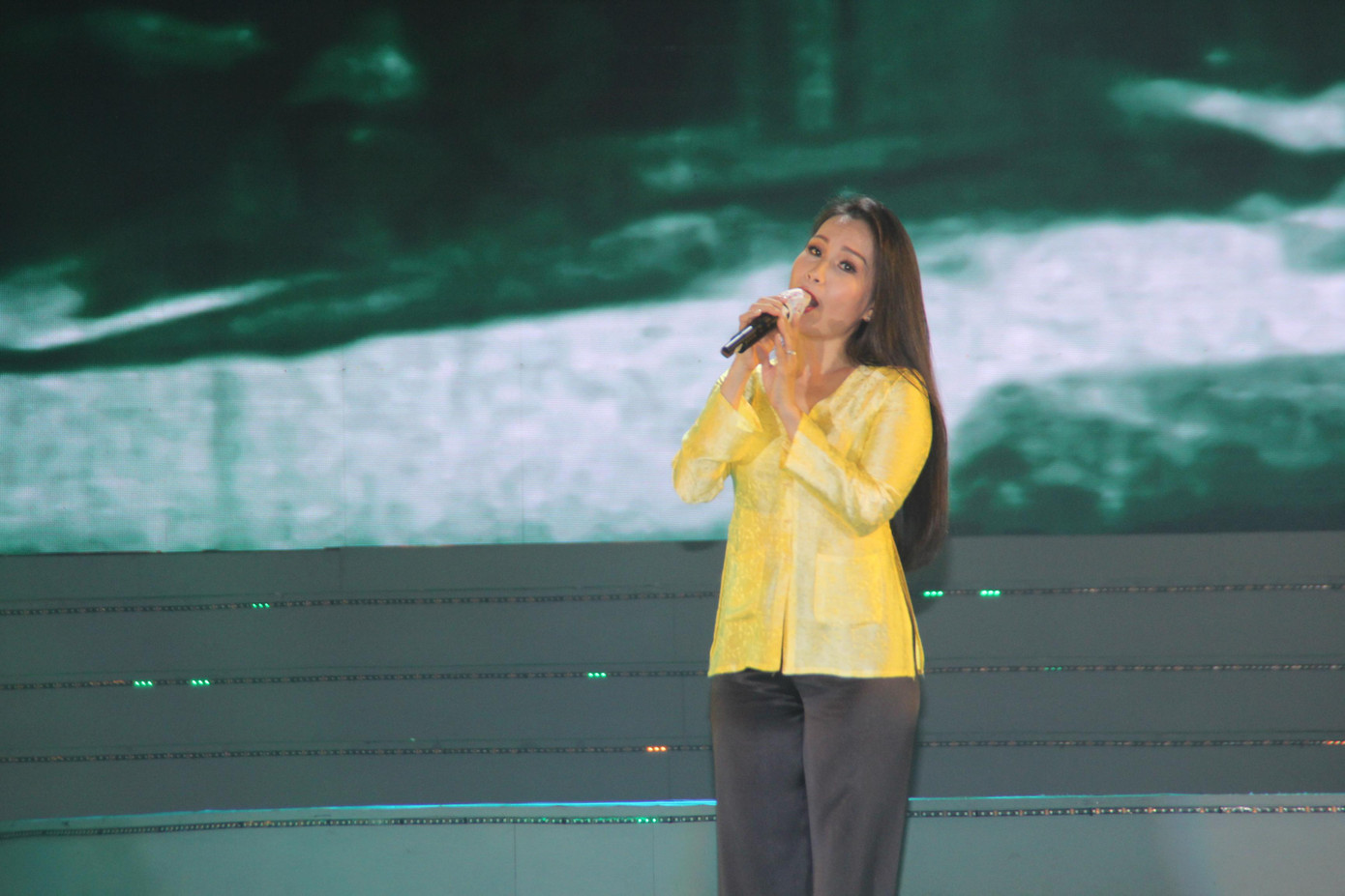 Cẩm Ly đem đến chất giọng da diết, ngọt ngào qua ca khúc "Bài ca may áo"