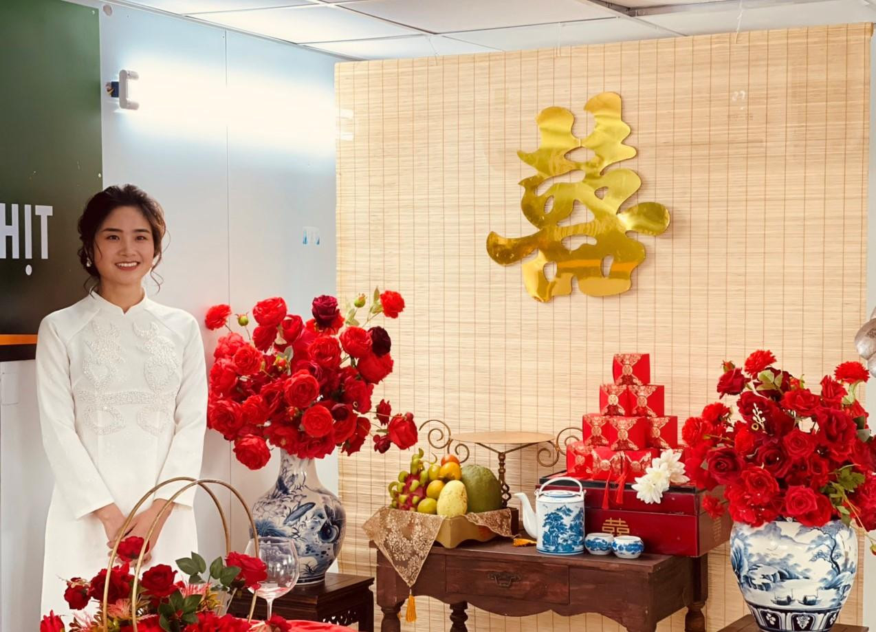 Dù diễn ra trong một điều kiện đặc biệt, ai nấy đều cố gắng góp sức để mang lại một lễ cưới trang trọng, sum vầy nhất có thể cho đôi bạn trẻ. Dù diễn ra trong một điều kiện đặc biệt, ai nấy đều cố gắng góp sức để mang lại một lễ cưới trang trọng, sum vầy nhất có thể cho đôi bạn trẻ.