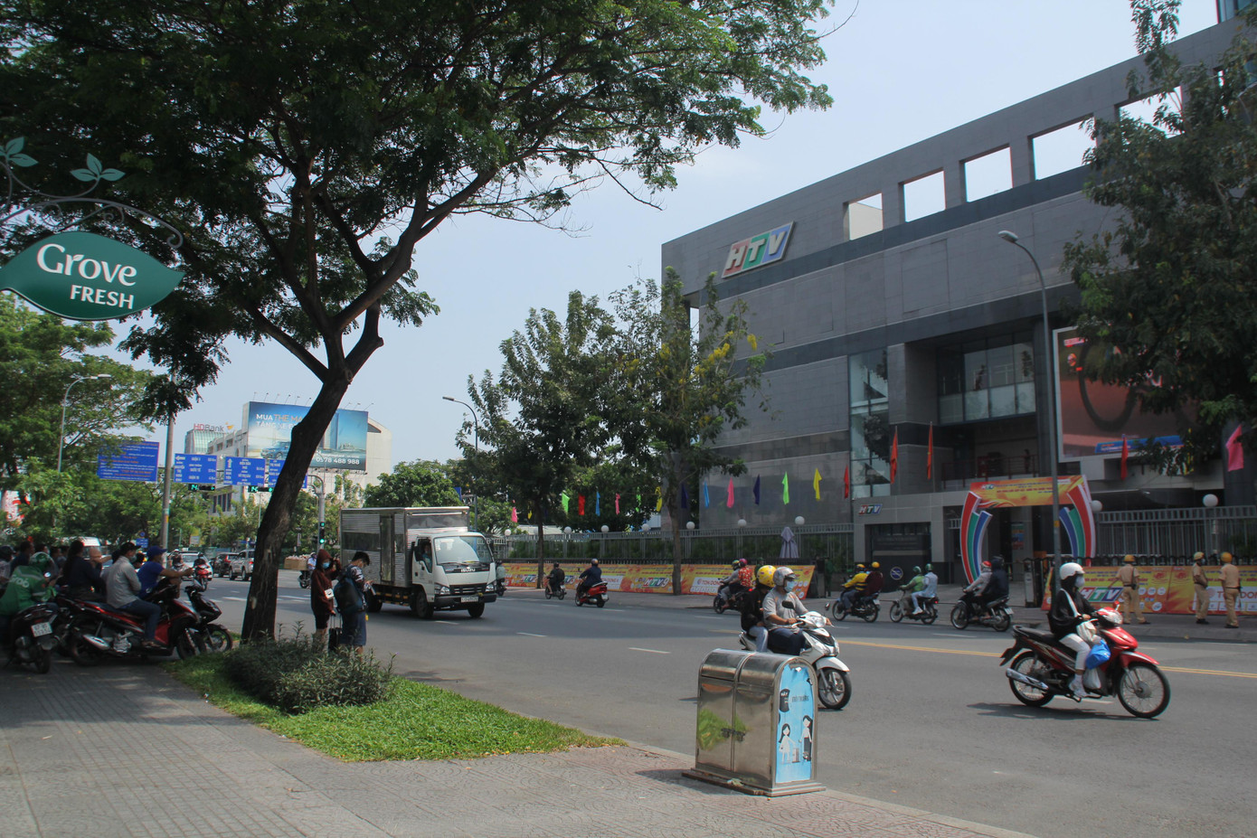 Một số người dân tập trung trước Đài Truyền hình thành phố để theo dõi chặng đua cuối giải đua xe đạp chào mừng ngày 30/4.