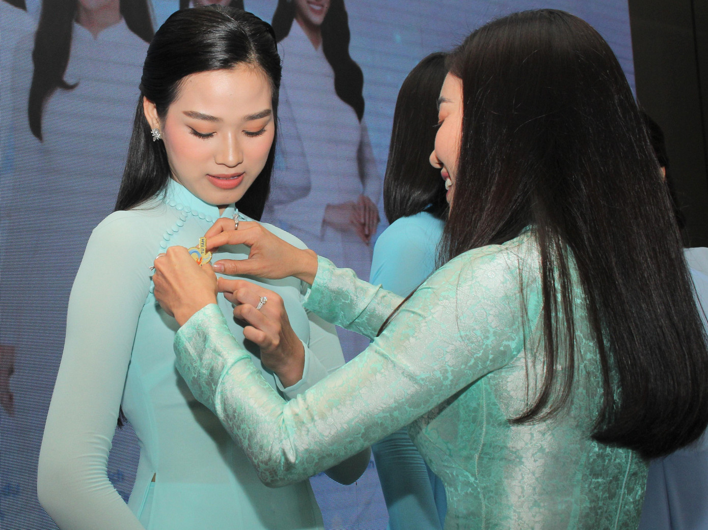 Chủ tịch CLB Suối mát từ tâm Phạm Kim Dung trao huy hiệu cho các Hoa hậu giữ vai trò Chủ tịch danh dự Chủ tịch CLB Suối mát từ tâm Phạm Kim Dung trao huy hiệu cho các Hoa hậu giữ vai trò Chủ tịch danh dự