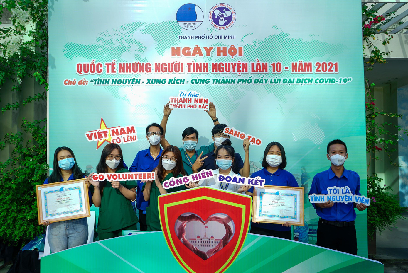 Các tình nguyện viên phòng chống dịch COVID-19 "check-in" kỷ niệm tại ngày hội.