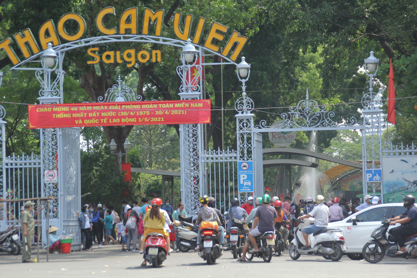 Nhiều người chọn đến Thảo Cầm Viên ngay trung tâm thành phố để nghỉ ngơi, vui chơi