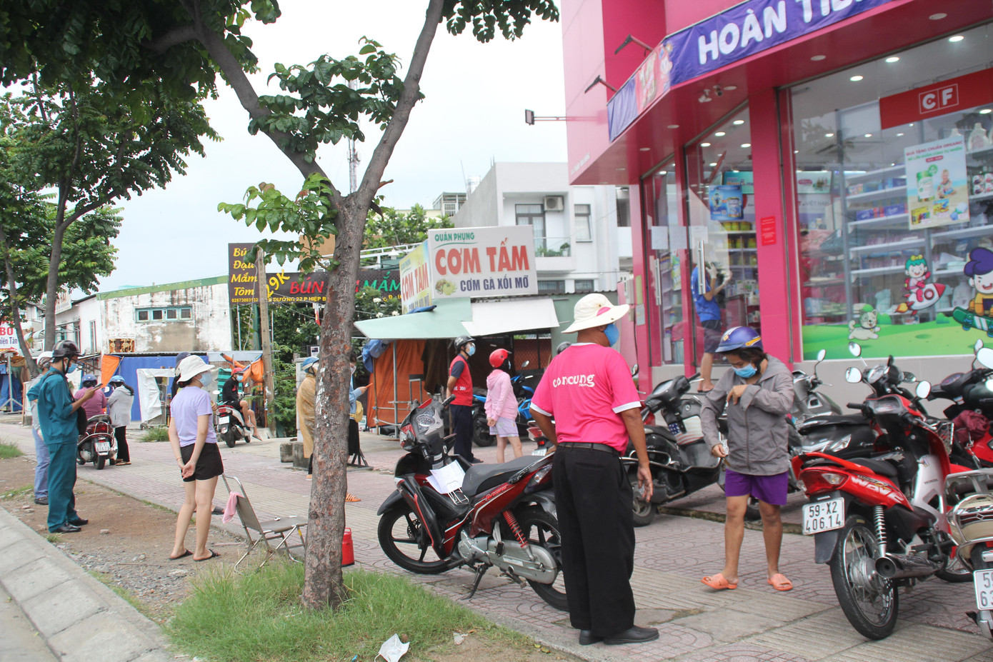 Người dân đứng giãn cách chờ vào mua hàng tại một cửa hàng chuyên về đồ bà mẹ, trẻ em trên đường Phạm Văn Đồng, TP. Thủ Đức. Người dân đứng giãn cách chờ vào mua hàng tại một cửa hàng chuyên về đồ bà mẹ, trẻ em trên đường Phạm Văn Đồng, TP. Thủ Đức.