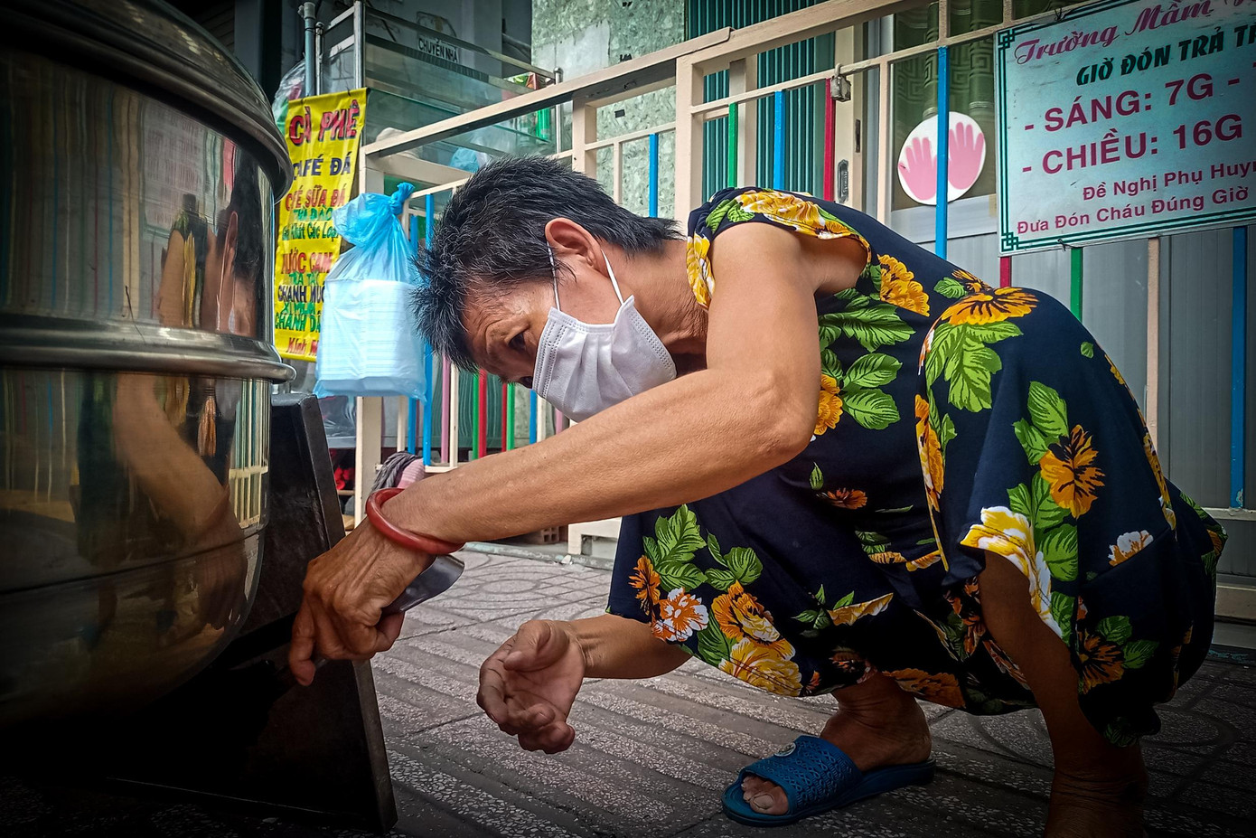 "Tôi sống bằng nghề buôn bán cũng được 10 năm rồi, trước dịch tôi bán cũng lai rai. Trước kia tôi bán bánh Hoàng Kim nhưng sau khi chuyển qua bán bánh này thì hầu như ngày nào cũng đắt khách đến độ không kịp hấp bánh luôn", bà Lệ chia sẻ.