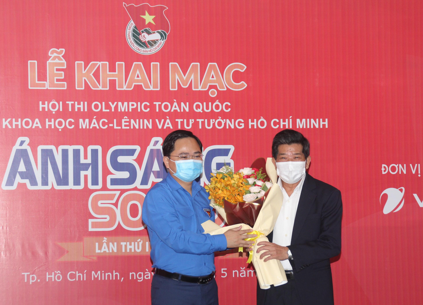 Bí thư thứ nhất T.Ư Đoàn Nguyễn Anh Tuấn trao hoa cám ơn sự tham gia của PGS.TS Vũ Tình, thành viên Ban cố vấn hội thi Bí thư thứ nhất T.Ư Đoàn Nguyễn Anh Tuấn trao hoa cám ơn sự tham gia của PGS.TS Vũ Tình, thành viên Ban cố vấn hội thi