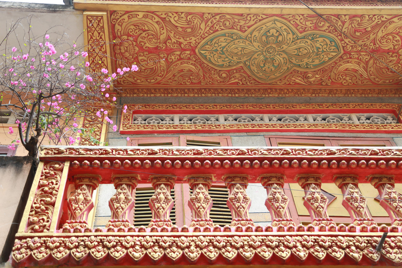 Các công trình trong chùa được chạm khắc, sơn vẽ theo phong cách điển hình của chùa Khmer.