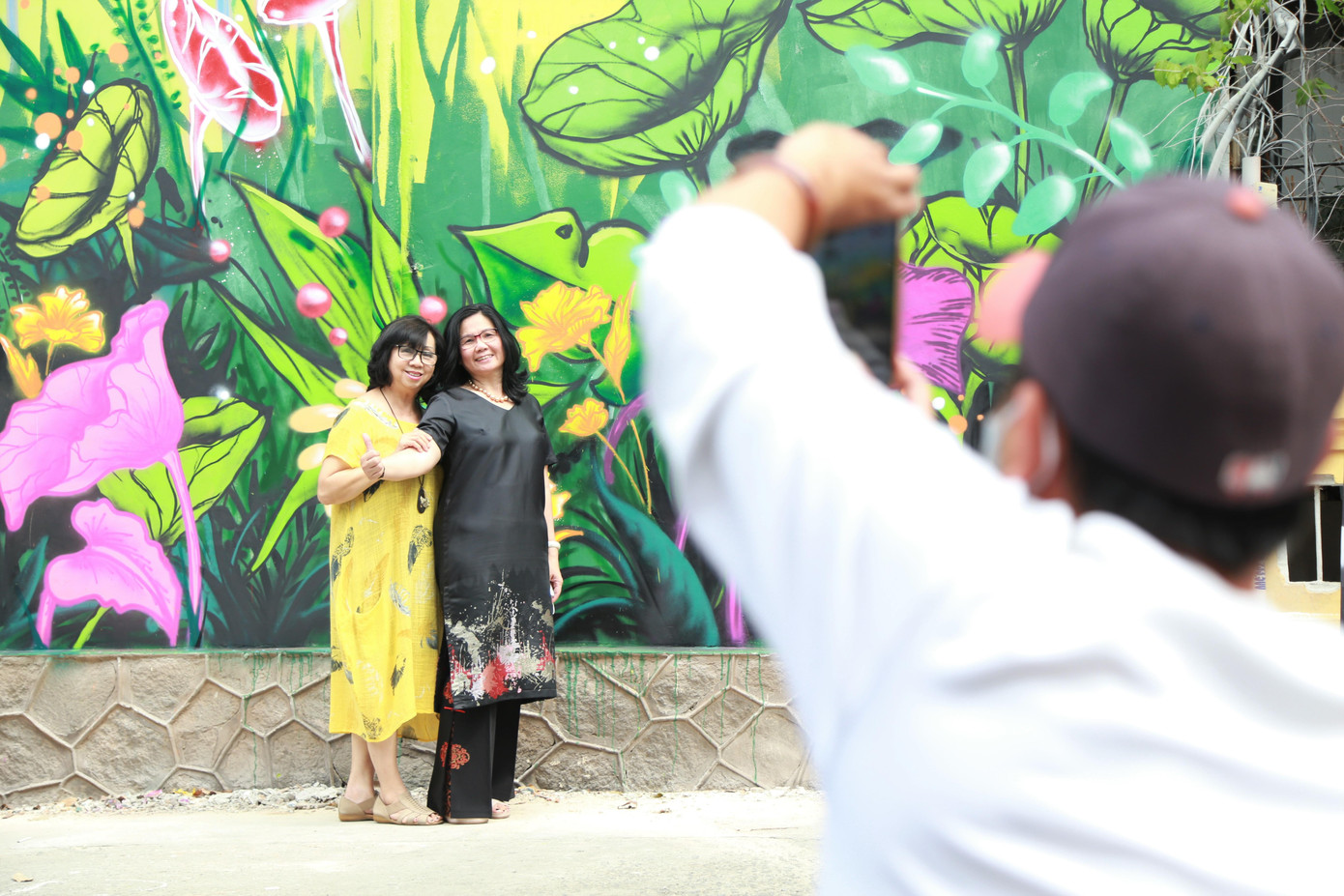 Người dân check-in bên các bức tranh đặc biệt.