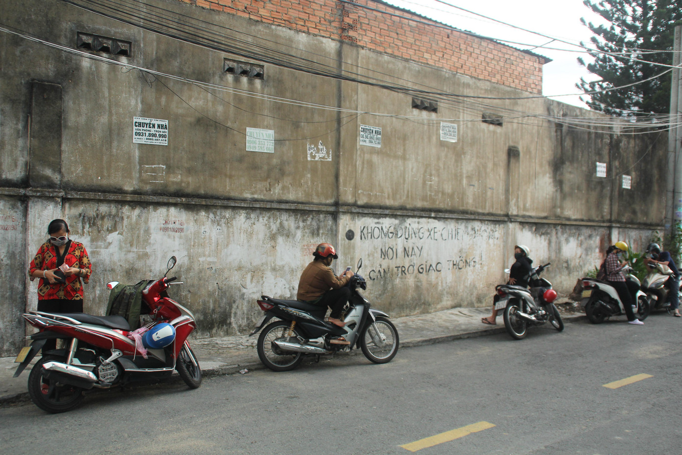 Một số phụ huynh đến đón con cũng ý thức đảm bảo giữ khoảng cách an toàn Một số phụ huynh đến đón con cũng ý thức đảm bảo giữ khoảng cách an toàn