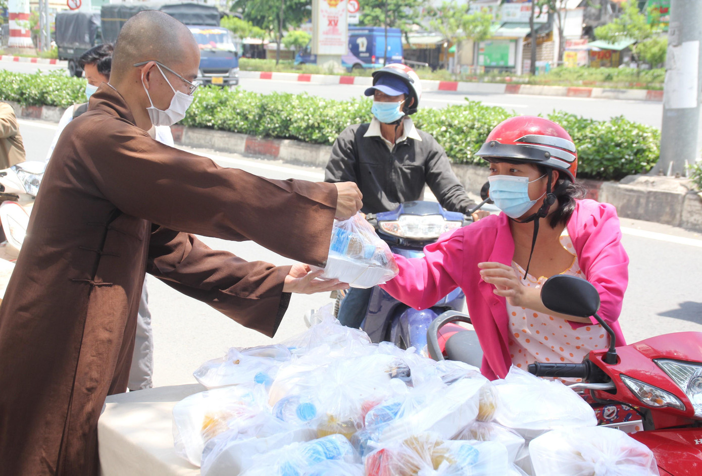Đón nhận những phần quà thiện nguyện, người dân trân trọng tấm lòng của nhà chùa và những tấm lòng hảo tâm đã thực hiện hoạt động ý nghĩa trong thời gian này Đón nhận những phần quà thiện nguyện, người dân trân trọng tấm lòng của nhà chùa và những tấm lòng hảo tâm đã thực hiện hoạt động ý nghĩa trong thời gian này