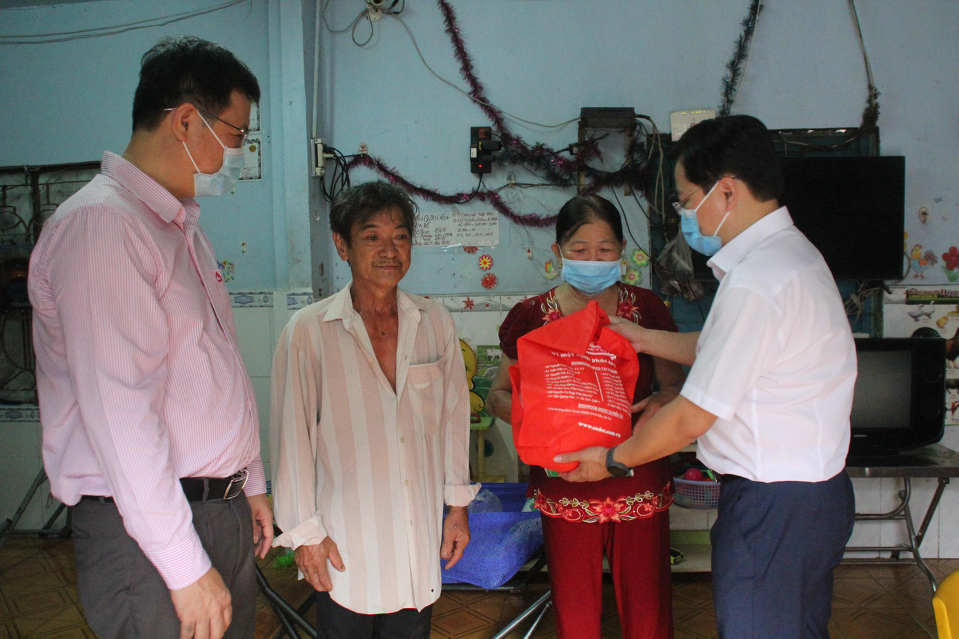 Anh Nguyễn Anh Tuấn thăm hỏi, tặng quà gia đình bà Nguyễn Thị Thiện (phường Linh Trung) Anh Nguyễn Anh Tuấn thăm hỏi, tặng quà gia đình bà Nguyễn Thị Thiện (phường Linh Trung)