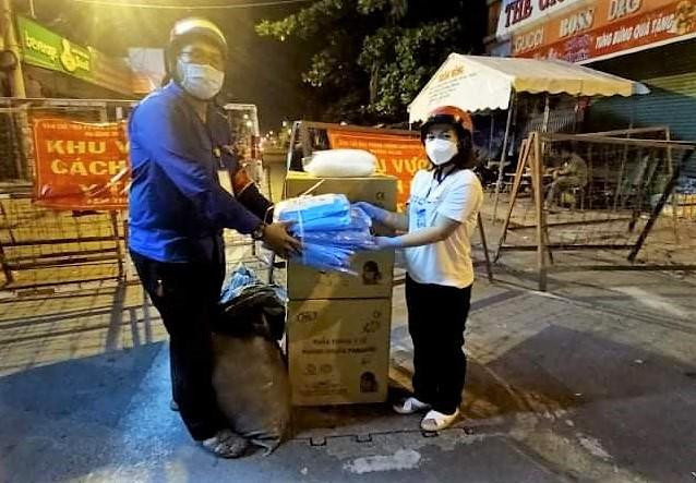 T.T.T. trong một lần gửi quà vào khu cách ly.