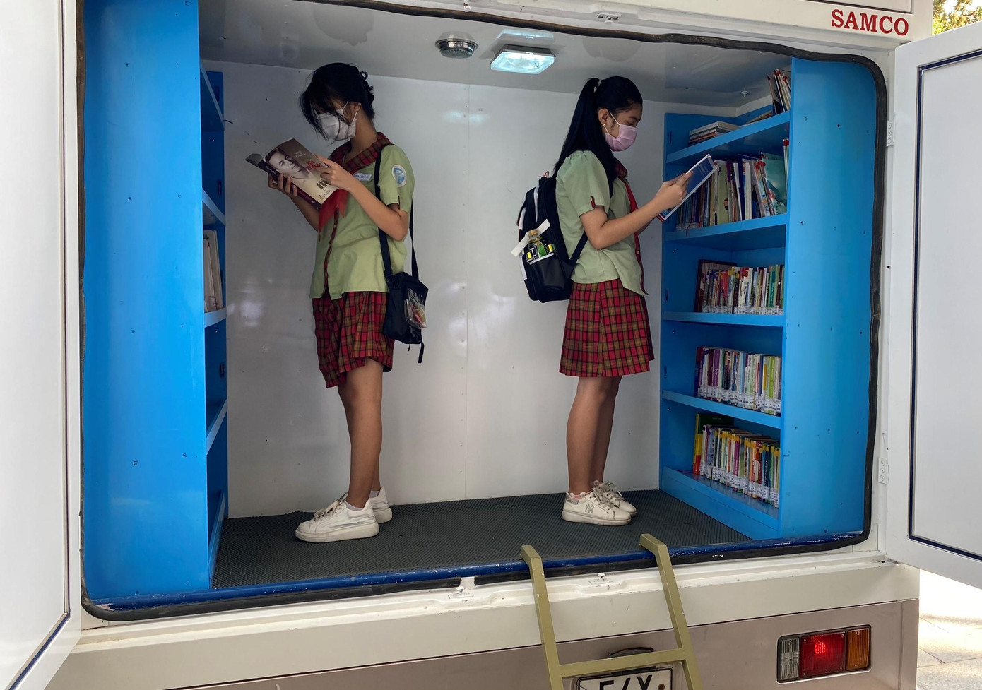 Học sinh tìm hiểu kiến thức khoa học công nghệ thông qua thư viện mini trên xe Học sinh tìm hiểu kiến thức khoa học công nghệ thông qua thư viện mini trên xe