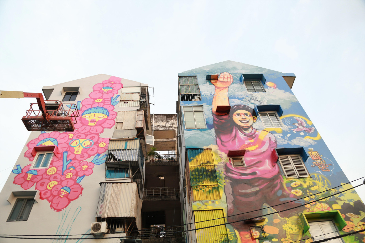 Kế bên bức vẽ của Đào là tác phẩm nghệ thuật của một họa sĩ chung dự án.