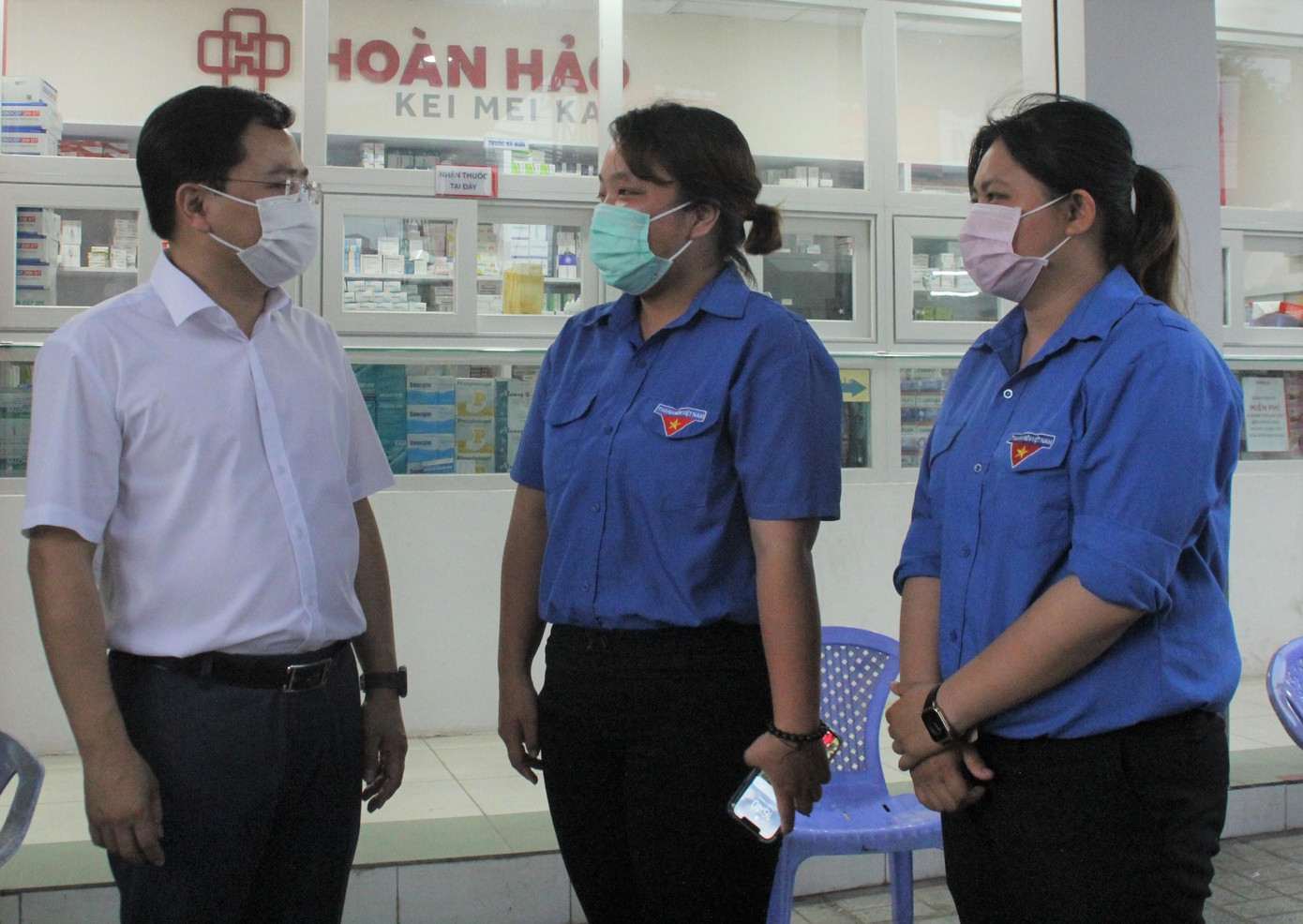 Anh Nguyễn Anh Tuấn trò chuyện, chia sẻ với những khó khăn, vất vả của các lực lượng tham gia công tác phòng chống dịch tại chốt kiểm soát khu vực trước Bệnh viện Hoàn Hảo. Anh Nguyễn Anh Tuấn trò chuyện, chia sẻ với những khó khăn, vất vả của các lực lượng tham gia công tác phòng chống dịch tại chốt kiểm soát khu vực trước Bệnh viện Hoàn Hảo.