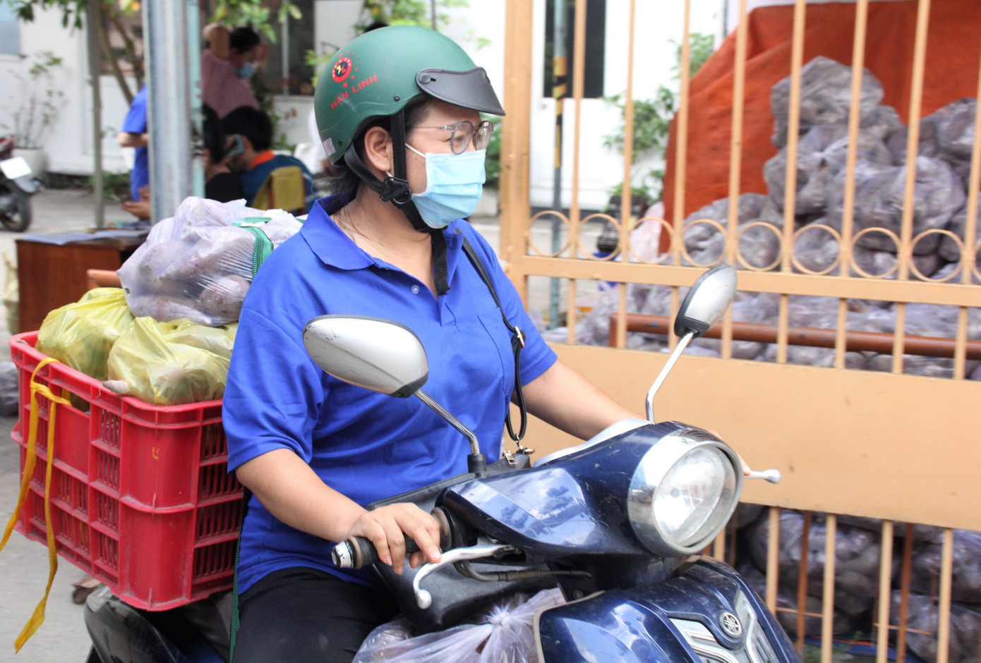 Bạn trẻ hỗ trợ giao hàng đến nhiều địa điểm khác nhau.