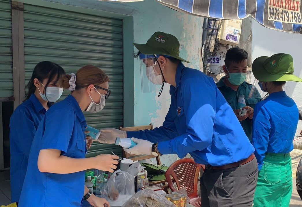 Ca sỹ Quốc Đại, MC Phương Thảo Đỗ... tặng sữa cho các tình nguyện viên trực chốt phòng chống dịch Ca sỹ Quốc Đại, MC Phương Thảo Đỗ... tặng sữa cho các tình nguyện viên trực chốt phòng chống dịch