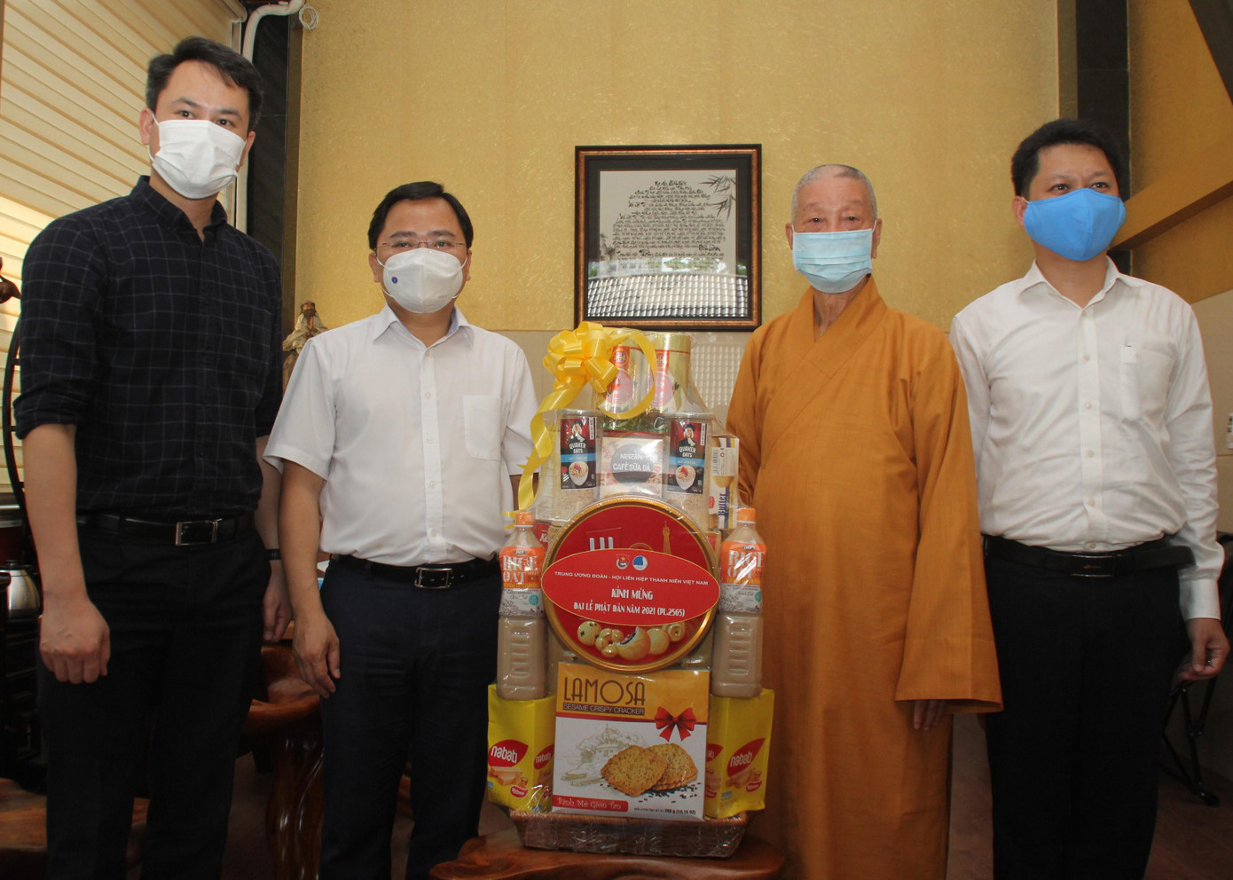 Đoàn công tác T.Ư Đoàn, Hội Liên hiệp thanh niên Việt Nam tặng quà lưu niệm cho Hòa thượng Thích Trí Quảng Đoàn công tác T.Ư Đoàn, Hội Liên hiệp thanh niên Việt Nam tặng quà lưu niệm cho Hòa thượng Thích Trí Quảng