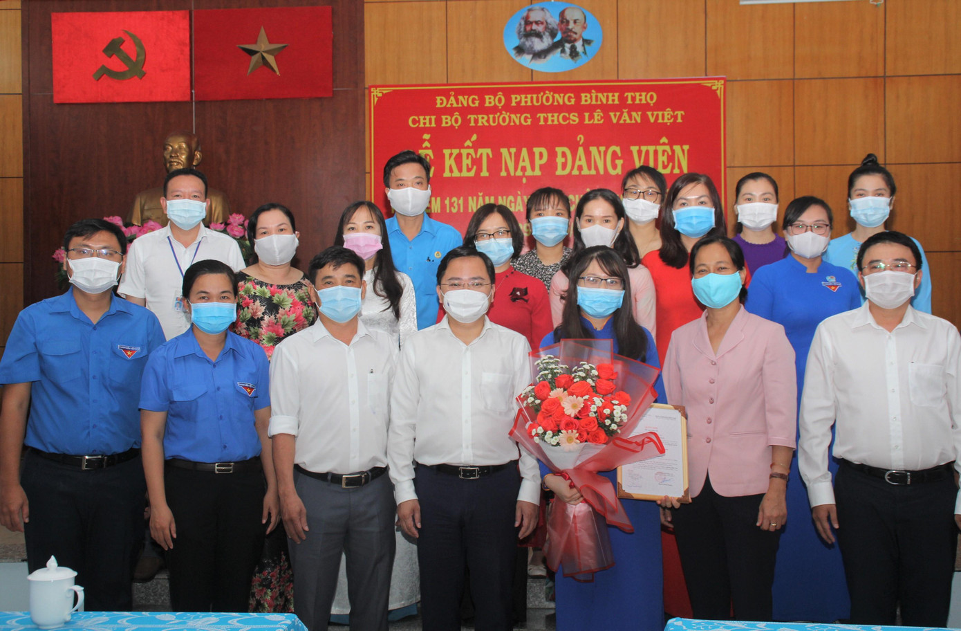 Bí thư thứ nhất T.Ư Đoàn Nguyễn Anh Tuấn chụp ảnh lưu niệm với các đảng viên mới và Đảng bộ địa phương nơi đảng viên được kết nạp