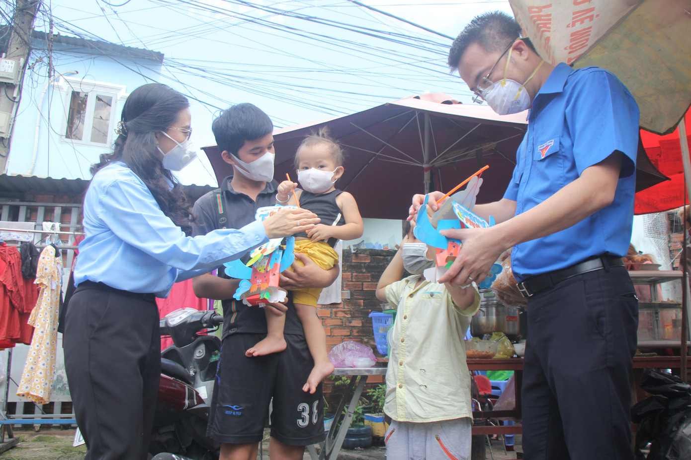 Những món quà thiết thực phần nào sẻ chia với các em thiếu nhi trong thời gian dịch bệnh khó khăn này.
