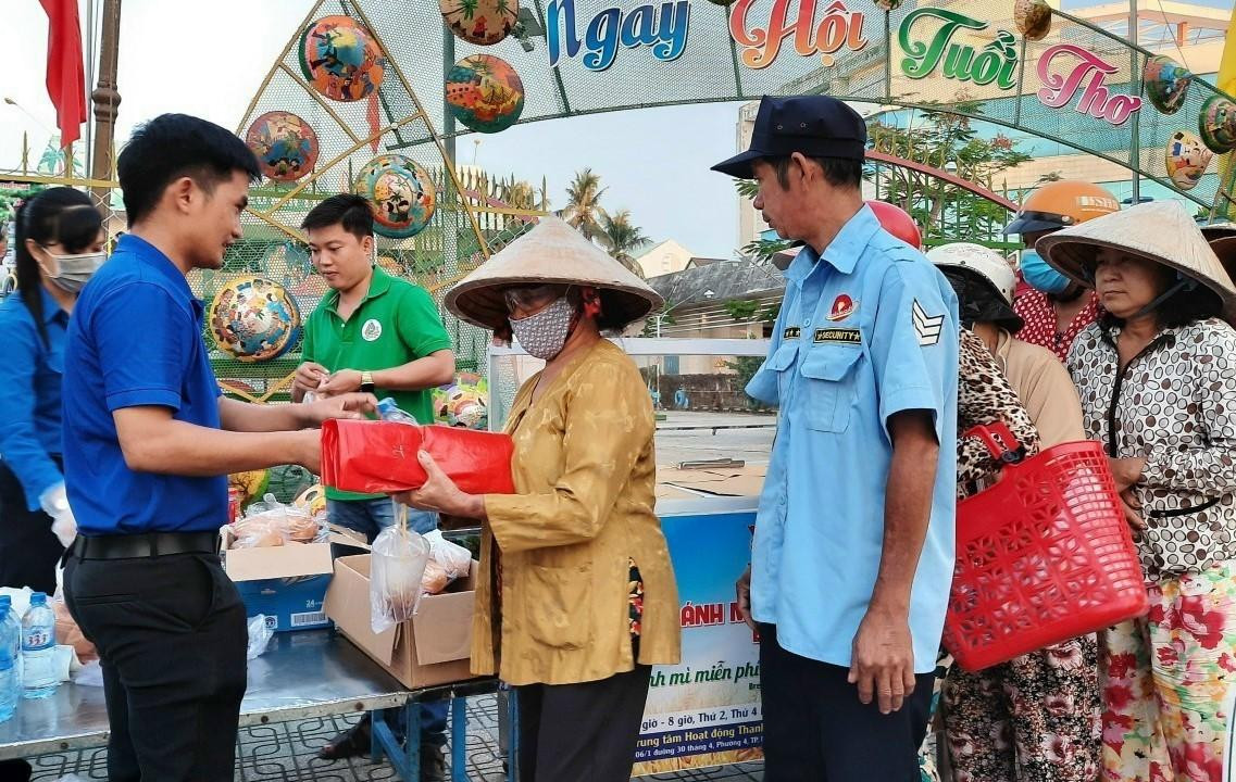 Nguyễn Sự trong một lần tham gia hoạt động "Tủ bánh mì yêu thương" của Hội Liên hiệp thanh niên Bến Tre. Nguyễn Sự trong một lần tham gia hoạt động "Tủ bánh mì yêu thương" của Hội Liên hiệp thanh niên Bến Tre.