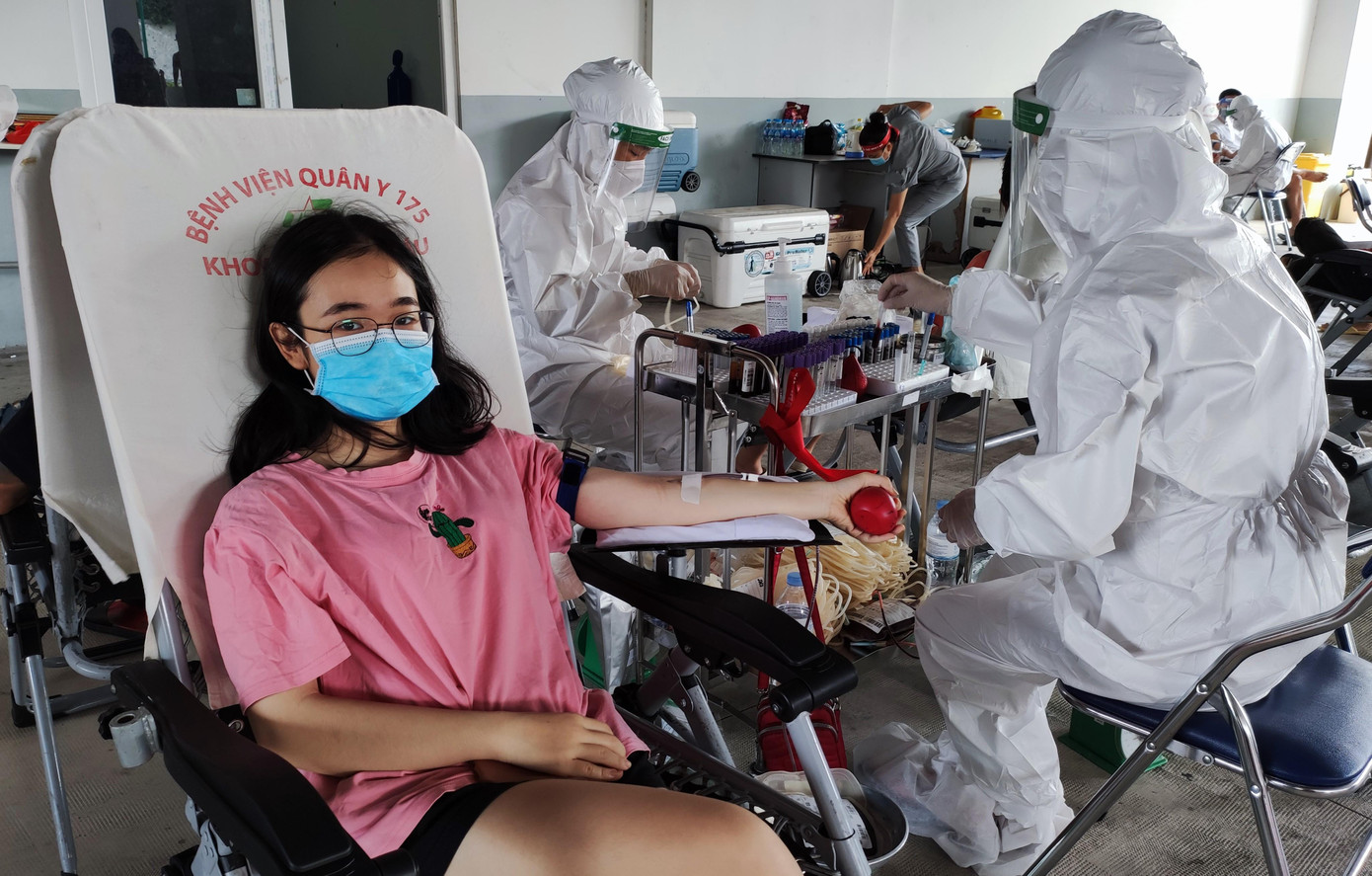 Đây là lần đầu nữ sinh Võ Phan Diệu Huyền (19 tuổi, Trường Đại học Tôn Đức Thắng) hiến máu. "Hiến máu lúc này mình cũng không lo lắng gì vì bản thân đã chích 2 mũi vắc xin và ở đây khâu tổ chức cũng làm tốt. Mình hiến một phần máu để góp phần phục vụ ai đó cần", Diệu Huyền bày tỏ. Đây là lần đầu nữ sinh Võ Phan Diệu Huyền (19 tuổi, Trường Đại học Tôn Đức Thắng) hiến máu. "Hiến máu lúc này mình cũng không lo lắng gì vì bản thân đã chích 2 mũi vắc xin và ở đây khâu tổ chức cũng làm tốt. Mình hiến một phần máu để góp phần phục vụ ai đó cần", Diệu Huyền bày tỏ.