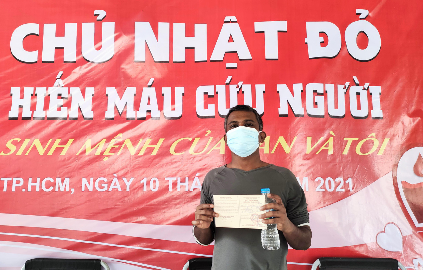 Ông Ramar Manimaran (42 tuổi, quốc tịch Ấn Độ) đóng góp một đơn vị máu vào chương trình - Ảnh: Ngô Tùng Ông Ramar Manimaran (42 tuổi, quốc tịch Ấn Độ) đóng góp một đơn vị máu vào chương trình - Ảnh: Ngô Tùng